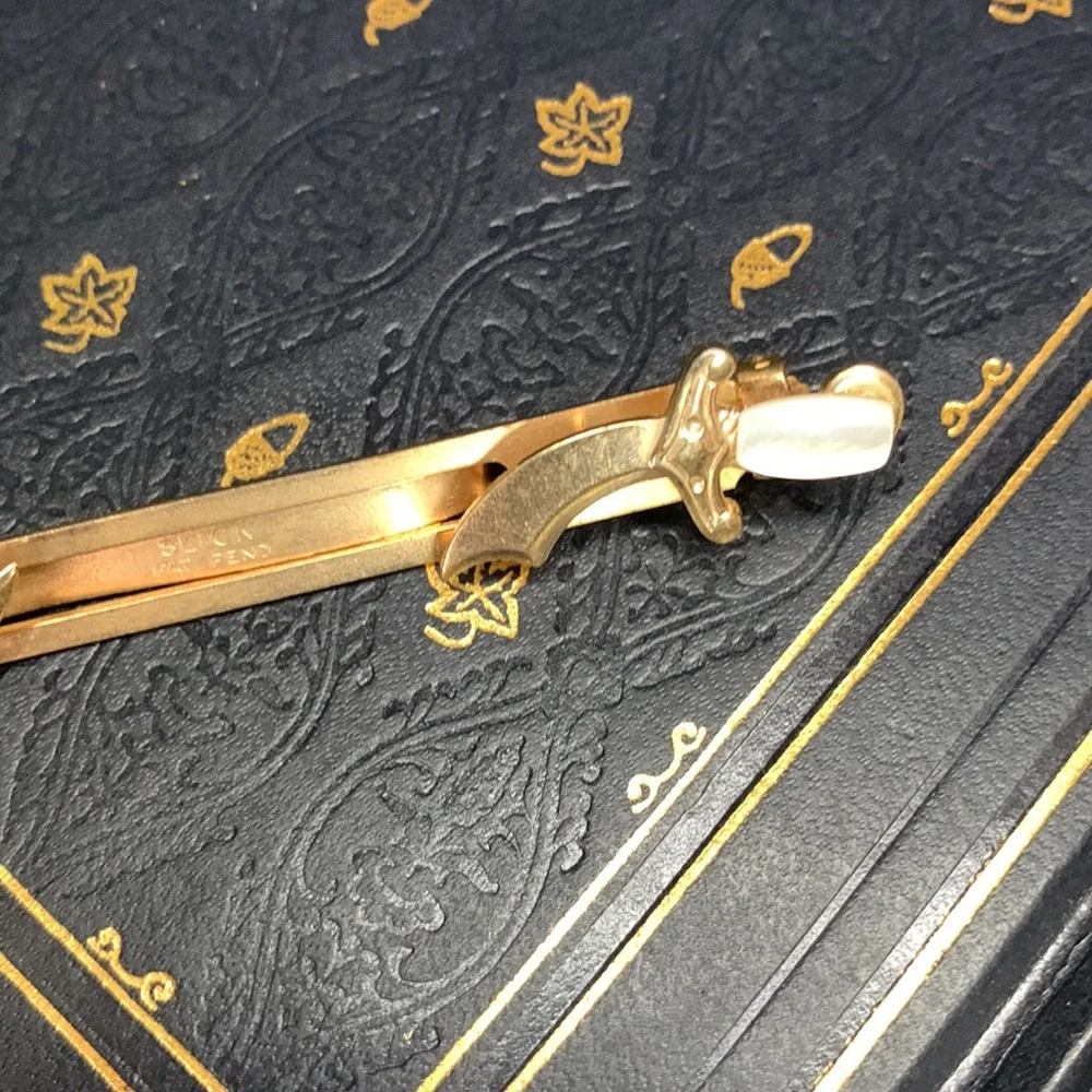 Vintage gold tone metal SLICK tie clip with Mother of Pearl daggers / knives - Picture 3 of 13